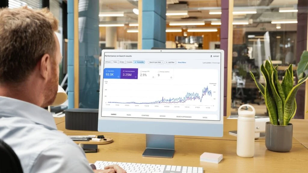 خبير سيو يحلل بيانات الأداء وزيارات الموقع من خلال جوجل سيرش كونسول